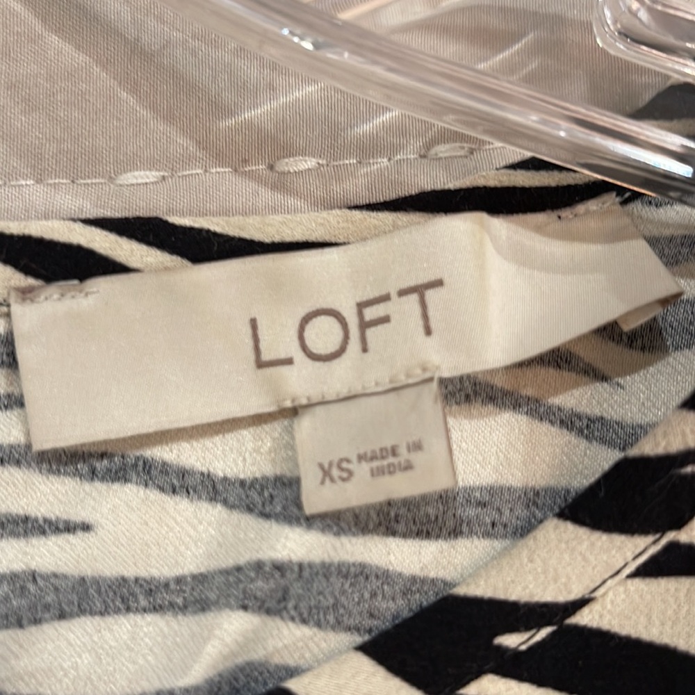 Loft Like New. XS Size. Floral pattern blouse. - Picture 5 of 5
